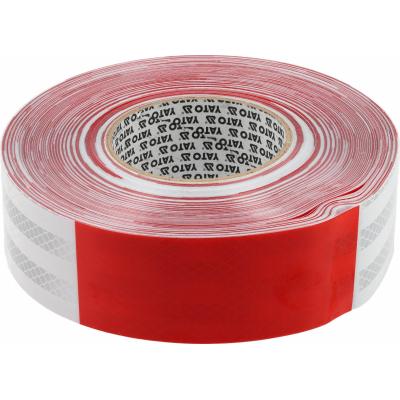 Atspindinti šviesą raudona/balta neslystanti PVC juosta laiptams ir praėjimams | 49 mm x 45.7 m (YT-72513)